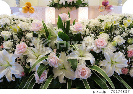 カサブランカが入ったお洒落な花祭壇 79174337