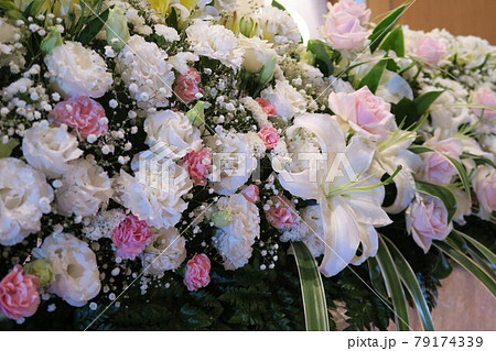 カサブランカが入ったお洒落な花祭壇 79174339
