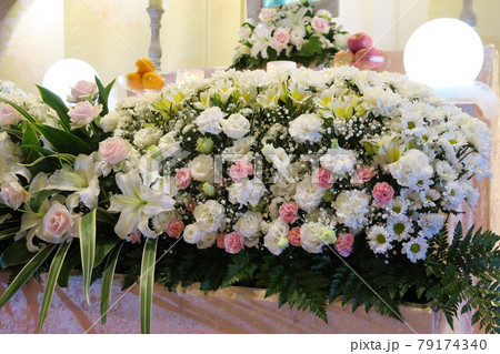 カサブランカが入ったお洒落な花祭壇 79174340