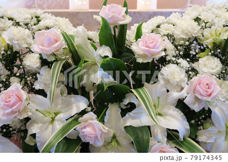 カサブランカが入ったお洒落な花祭壇 カサブランカが入ったお洒落な花祭壇 79174345