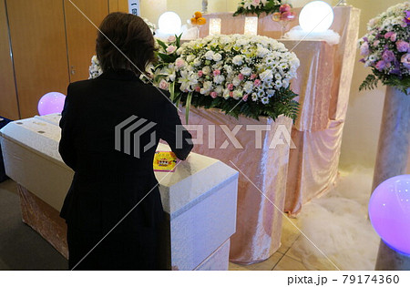 お通夜の準備をするセレモニーレディー 79174360