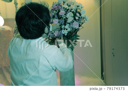 供花の手直しをする花屋さん 供花の手直しをする花屋さん 79174373