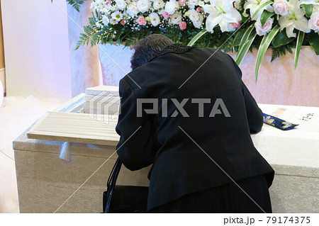 故人と対面する親族 79174375
