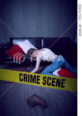 woman dead lying on the floor 79175402