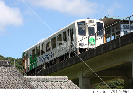 阿佐海岸鉄道の甲浦駅に停車中の300形車両（路上から撮影） 79176966