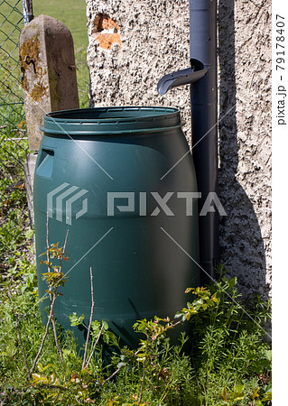 A full tank of rainwater under the gutter 79178407