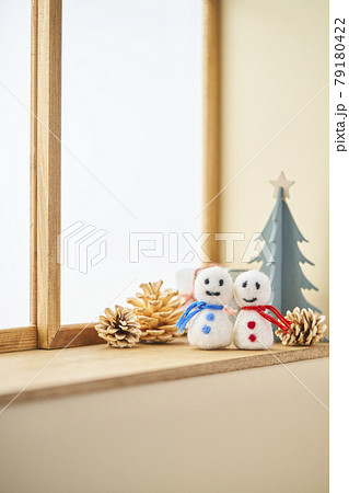 窓辺のスノーマン　クリスマスイメージ 79180422
