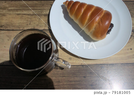 チョココロネとコーヒー 79181005