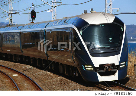 海岸線、根府川駅を通過する特急サフィール踊り子 79181260