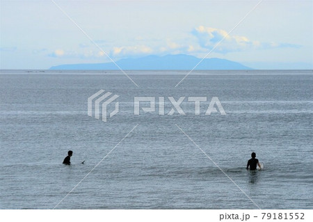遠くの伊豆大島と波待ちをするサーファー・茅ヶ崎海岸の風景 遠くの伊豆大島と波待ちをするサーファー・茅ヶ崎海岸の風景 79181552