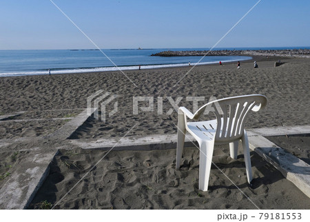 湘南海岸の白いデッキチェアと砂浜 79181553
