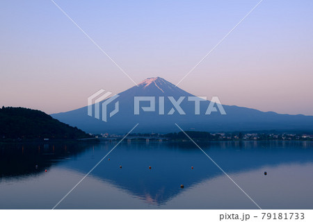 （山梨県）早朝の紅富士と河口湖 79181733