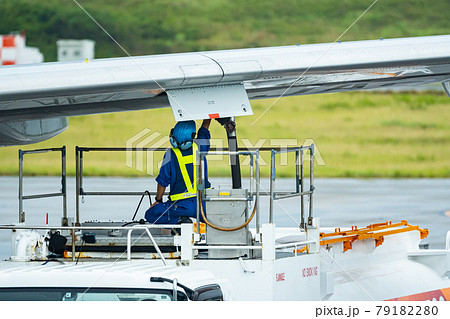 沖縄県 石垣市 石垣島 新石垣空港 空港 飛行機 離陸 午前 昼 明るい 給油 ジェット燃料 沖縄県 石垣市 石垣島 新石垣空港 空港 飛行機 離陸 午前 昼 明るい 給油 ジェット燃料 79182280