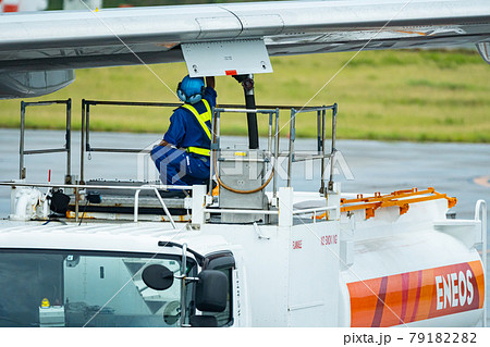 沖縄県 石垣市 石垣島 新石垣空港 空港 飛行機 離陸 午前 昼 明るい 給油 ジェット燃料 沖縄県 石垣市 石垣島 新石垣空港 空港 飛行機 離陸 午前 昼 明るい 給油 ジェット燃料 79182282