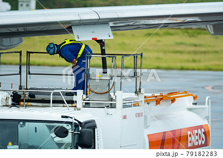 沖縄県 石垣市 石垣島 新石垣空港 空港 飛行機 離陸 午前 昼 明るい 給油 ジェット燃料 沖縄県 石垣市 石垣島 新石垣空港 空港 飛行機 離陸 午前 昼 明るい 給油 ジェット燃料 79182283
