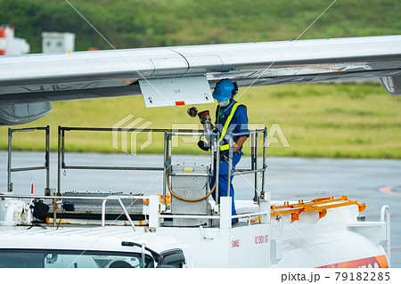 沖縄県　石垣市　石垣島　新石垣空港　空港　飛行機　離陸　午前　昼　明るい　給油　ジェット燃料 79182285