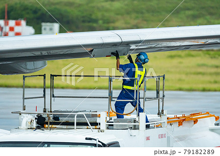 沖縄県　石垣市　石垣島　新石垣空港　空港　飛行機　離陸　午前　昼　明るい　給油　ジェット燃料 79182289