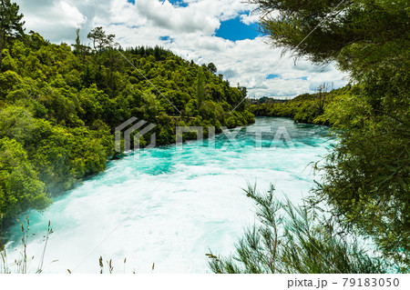 ニュージーランド　タウポのフカ滝 79183050