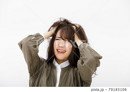 困って焦っている女性 79183106