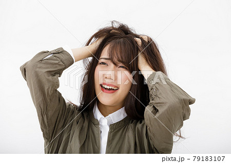 困って焦っている女性 79183107