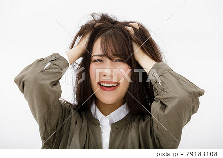 困って焦っている女性 79183108