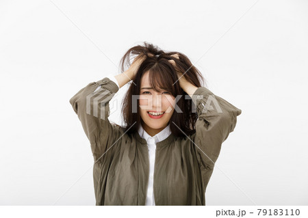 困って焦っている女性 79183110