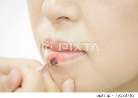メイクをしてもらっている女性 79183765