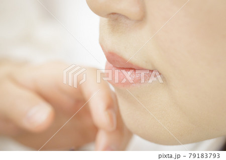 メイクをしてもらっている女性 メイクをしてもらっている女性 79183793