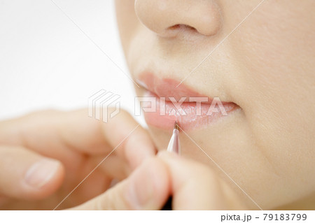 メイクをしてもらっている女性 メイクをしてもらっている女性 79183799