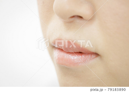 メイクをしてもらっている女性 79183890