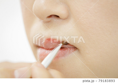 メイクをしてもらっている女性 79183893