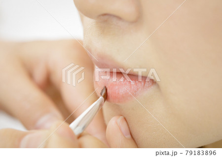 メイクをしてもらっている女性 79183896