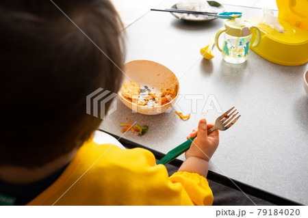 子供　食事 79184020