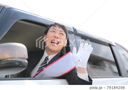 選挙カーで演説をする立候補者の男性 79184206