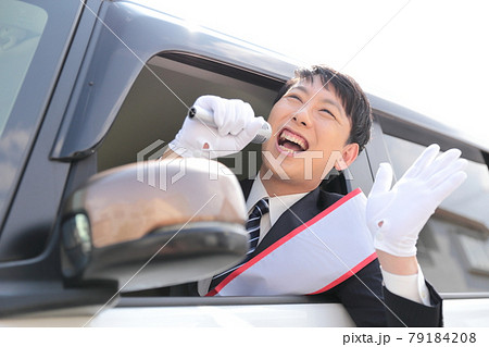 選挙カーで演説をする立候補者の男性 選挙カーで演説をする立候補者の男性 79184208