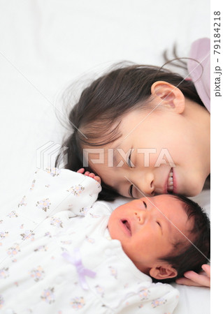新生児と幼児の姉妹 79184218