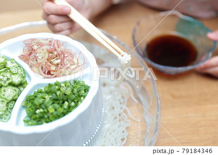 流しそうめんを食べる幼児の女の子 79184346