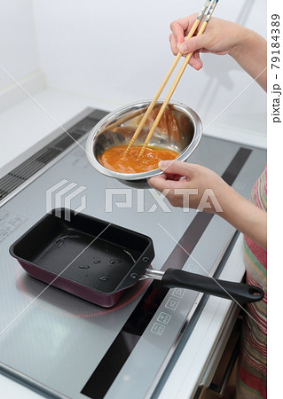 IHクッキングヒーターの上で卵焼きを作る主婦の女性 79184389