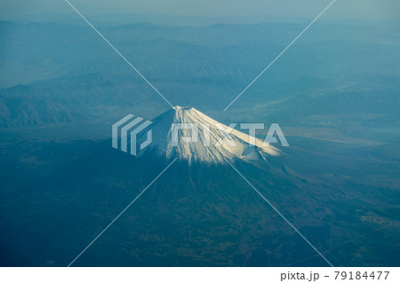 富士山　午前　昼　明るい　航空会社　エンジン　空撮　冬　曇り　雲　山頂　火山　世界文化遺産　俯瞰 79184477