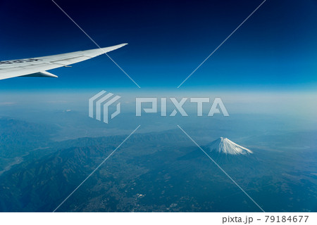 富士山　午前　昼　明るい　航空会社　エンジン　空撮　冬　曇り　雲　山頂　火山　世界文化遺産　俯瞰 79184677