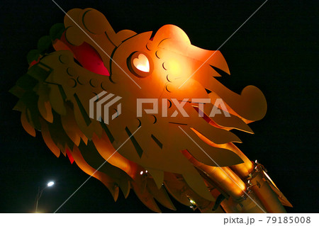 ライトアップされたダナンのドラゴンブリッジ ライトアップされたダナンのドラゴンブリッジ 79185008