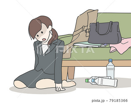 疲れ果てた女性 - ストッキング着用・散らかった部屋 79185366