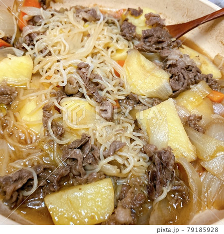 日本の家庭料理の肉じゃが 79185928