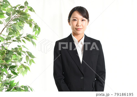 スーツ姿の若い女性 スーツ姿の若い女性 79186195
