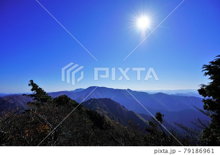 稲村ヶ岳山頂からの八経ヶ岳への稜線 79186961