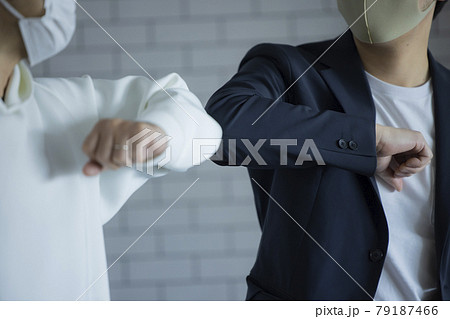 肘タッチ　マスク　オフィス　 79187466