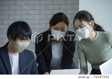 会議　マスク　オフィス　 79187502