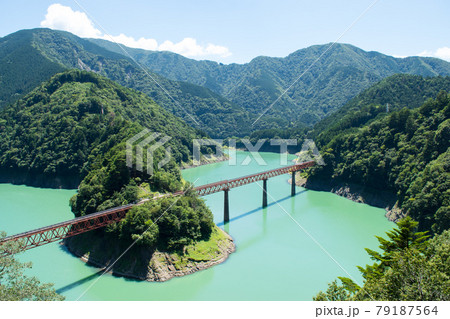 湖上の駅と接岨湖 79187564