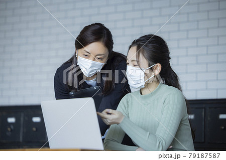 会議　マスク　オフィス　　 79187587