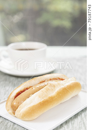 美味しいポークソーセージのホットドッグとホットコーヒー 美味しいポークソーセージのホットドッグとホットコーヒー 79187743